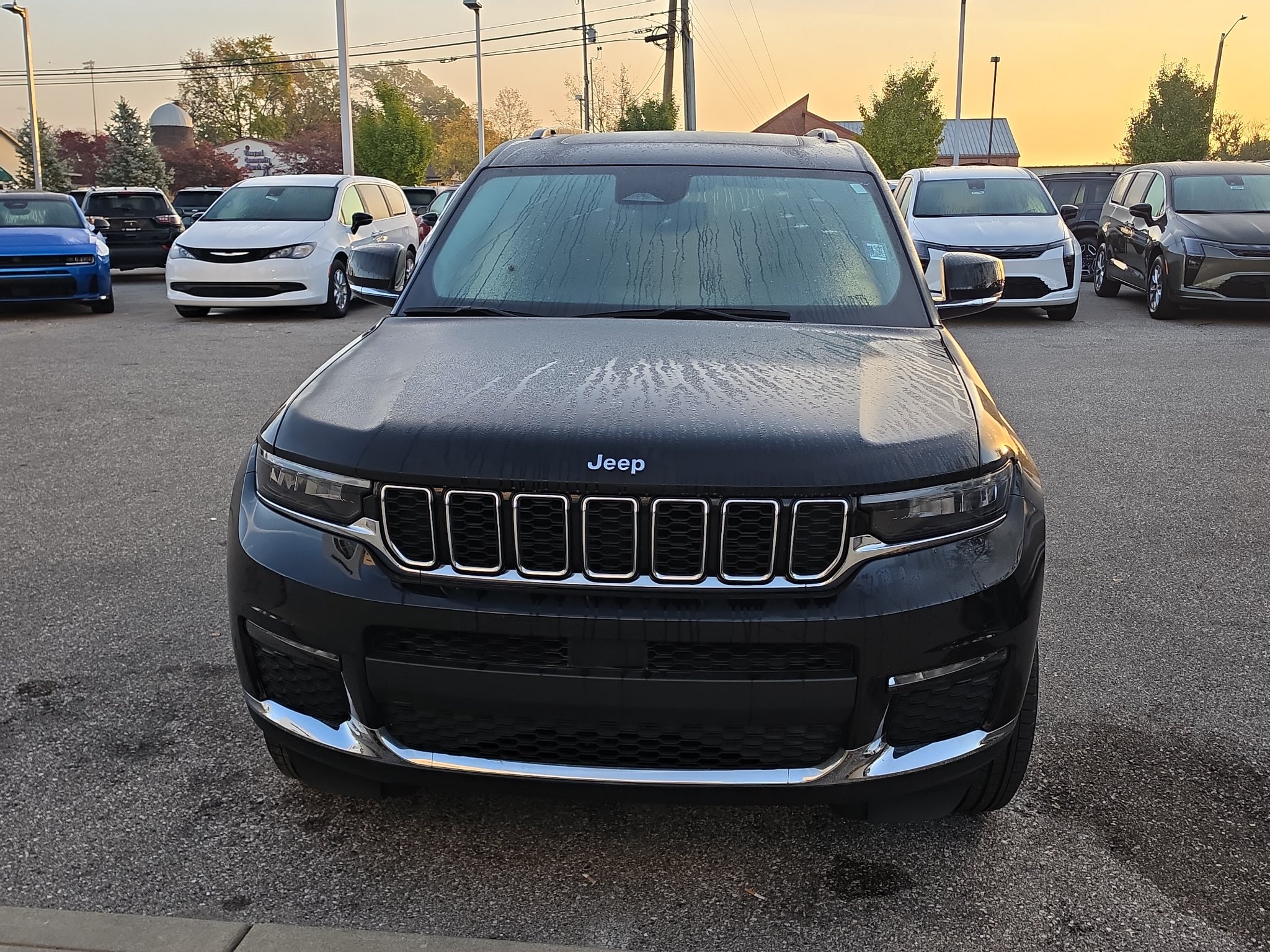 Used 2023 Jeep Grand Cherokee L Limited AWD/4WD image 2