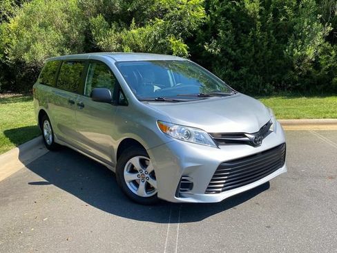Used 2020 Toyota Sienna L FWD image 1