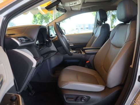 Used 2024 Toyota Sienna XLE image 26