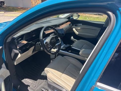 Used 2019 Audi e-tron Prestige w/ Prestige Package AWD/4WD image 2