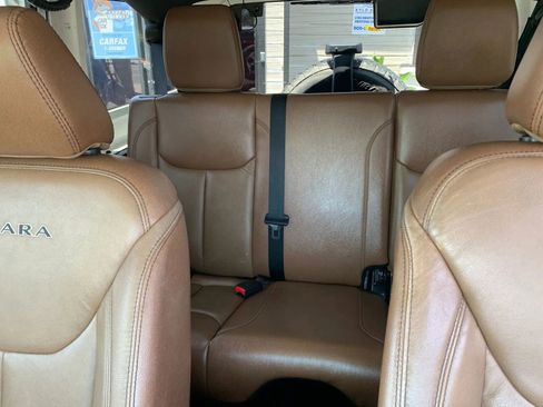 Used 2017 Jeep Wrangler Unlimited Sahara w/ Connectivity Group AWD/4WD image 11