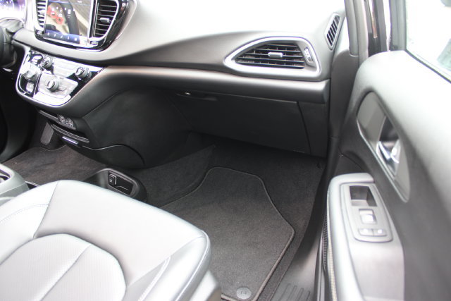 Used 2025 Chrysler Voyager LX FWD image 45