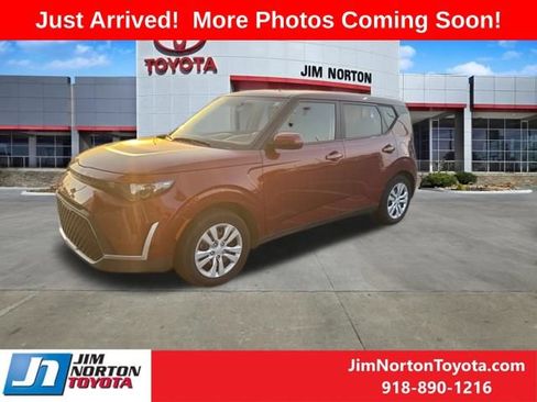 Used 2023 Kia Soul LX FWD image 2