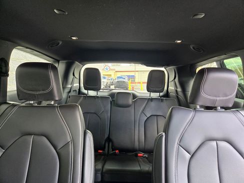 Used 2026 Chrysler Pacifica Select FWD image 40