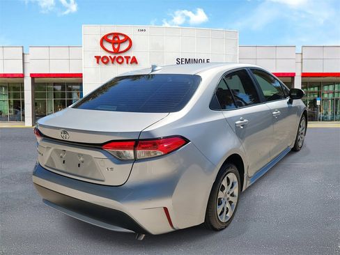 Used 2021 Toyota Corolla LE image 3
