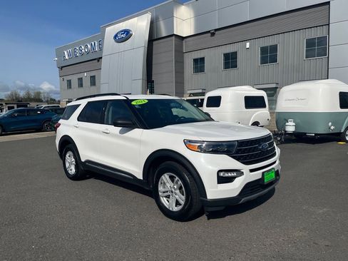 Used 2024 Ford Explorer XLT w/ Equipment Group 202A AWD/4WD image 11