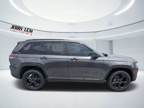 Used 2022 Jeep Grand Cherokee Altitude RWD image 2