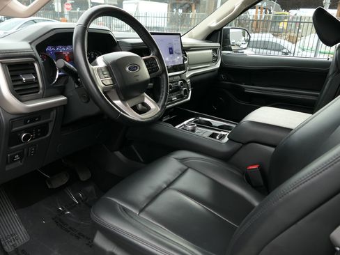 Used 2024 Ford Expedition XLT image 12