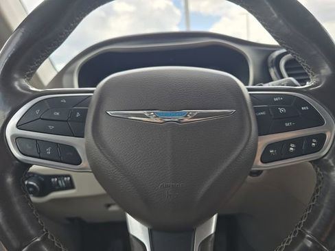 Used 2021 Chrysler Pacifica Touring-L w/ Uconnect Theater Family Group FWD image 28