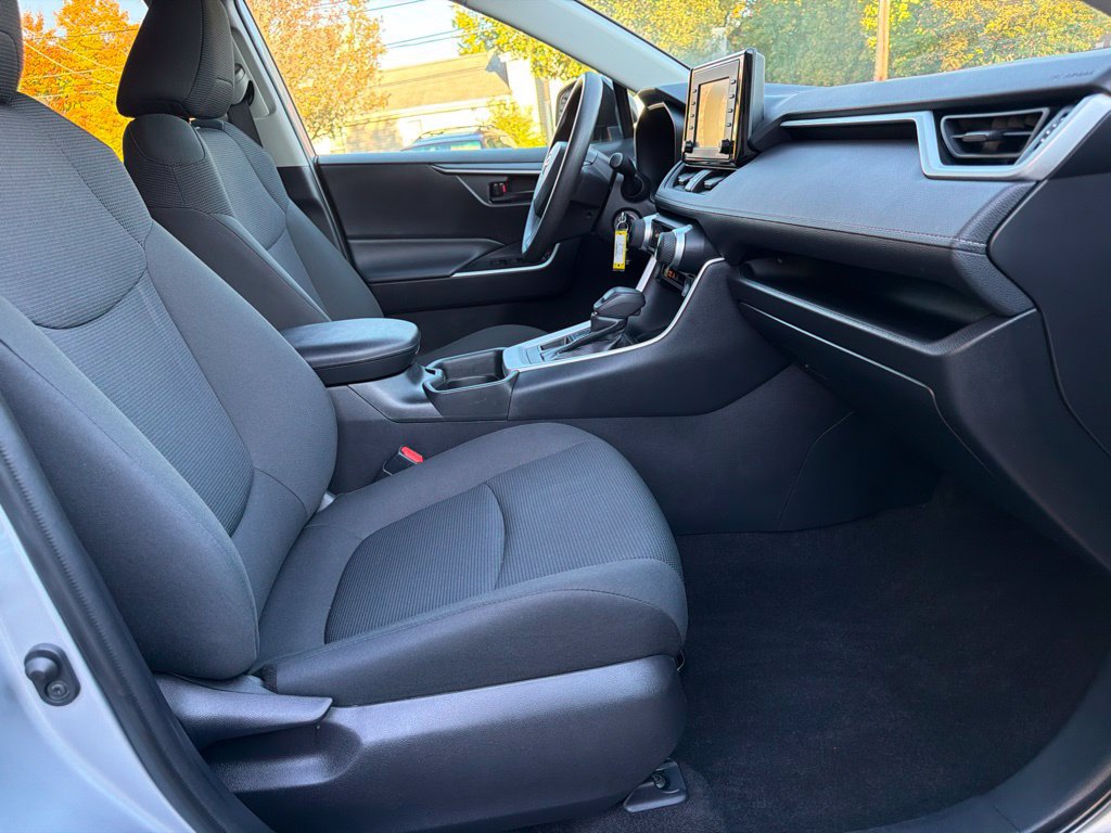 Used 2021 Toyota RAV4 LE AWD/4WD image 26