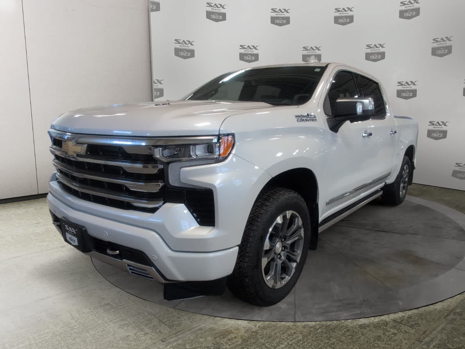 Used 2025 Chevrolet Silverado 1500 High Country w/ Technology Package AWD/4WD image 7