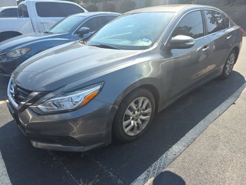 Used 2017 Nissan Altima 2.5 SL w/ Moonroof Package FWD image 1