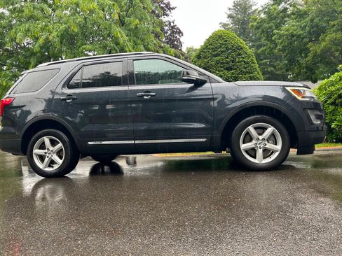 Used 2017 Ford Explorer XLT w/ Equipment Group 202A AWD/4WD image 13