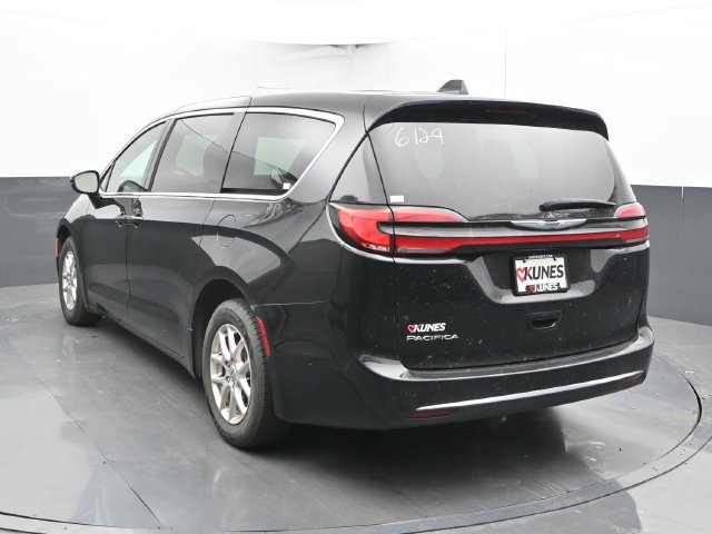 Used 2025 Chrysler Pacifica Select FWD image 11