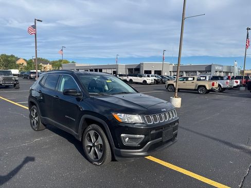 Used 2018 Jeep Compass Latitude w/ Popular Equipment Group AWD/4WD image 3