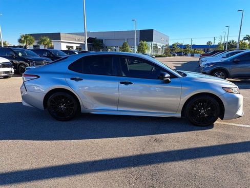 Used 2019 Toyota Camry SE image 4