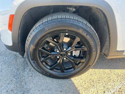 Used 2025 Jeep Grand Cherokee Altitude image 25