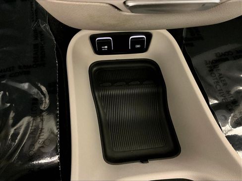 Used 2017 Chrysler Pacifica Touring-L FWD image 16