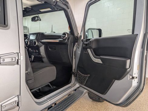 Used 2013 Jeep Wrangler Unlimited Sahara w/ Connectivity Group AWD/4WD image 17