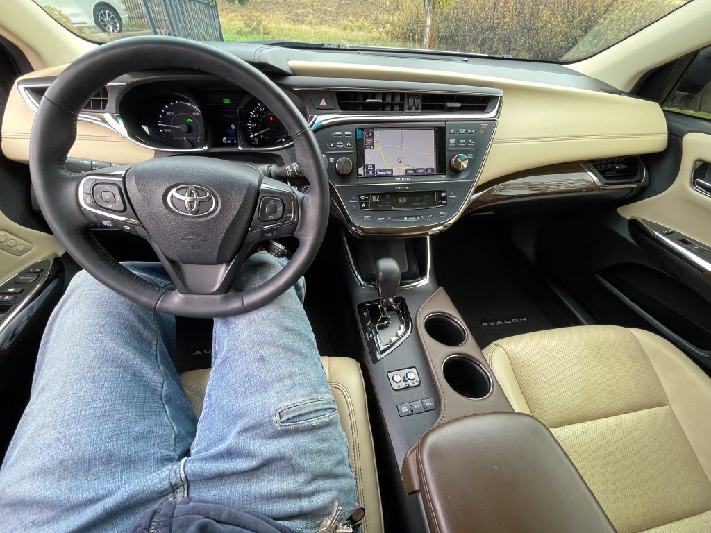 Used 2014 Toyota Avalon Limited w/ Technology Package FWD image 4