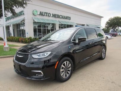 Used 2024 Chrysler Pacifica Select