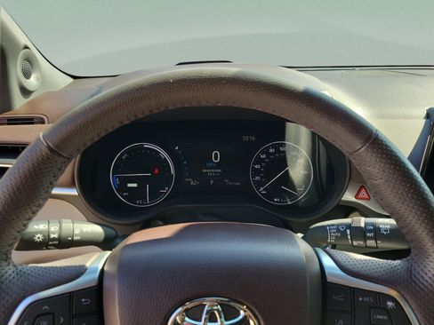 Used 2024 Toyota Sienna Platinum FWD image 15