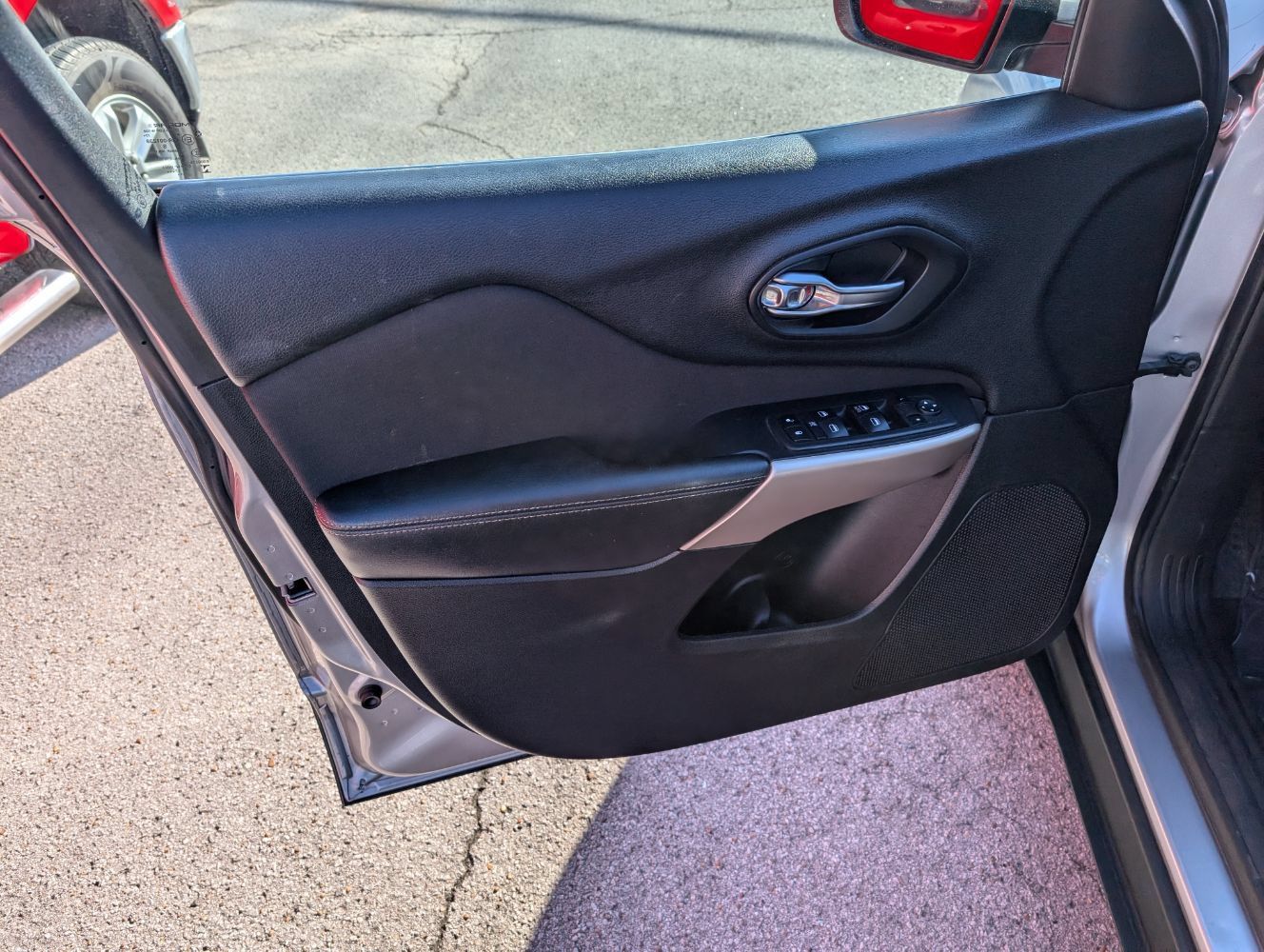 Used 2018 Jeep Cherokee Latitude FWD image 11