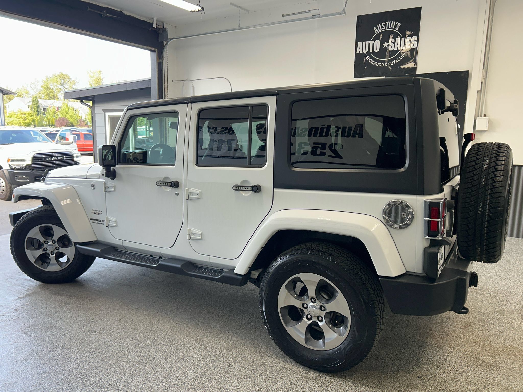 Used 2017 Jeep Wrangler Unlimited Sahara AWD/4WD image 4