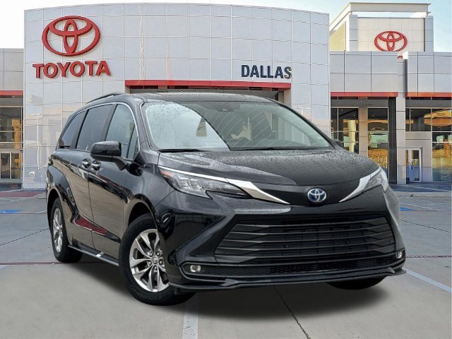 Used 2025 Toyota Sienna XLE FWD image 1