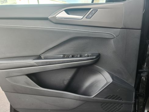 Certified 2025 Volkswagen Taos SE image 16