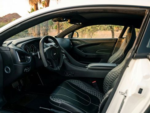 Used 2015 Aston Martin Vanquish Coupe image 30