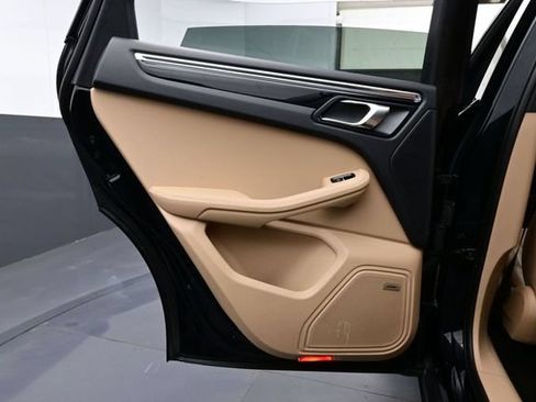 Certified 2025 Porsche Macan AWD/4WD image 13