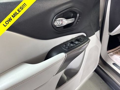 Used 2020 Jeep Cherokee Limited AWD/4WD image 13