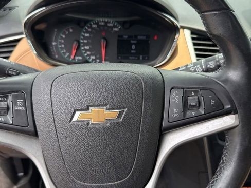 Used 2019 Chevrolet Trax LT w/ Sun & Sound Package FWD image 5