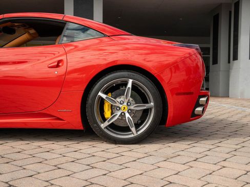 Used 2014 Ferrari California image 22