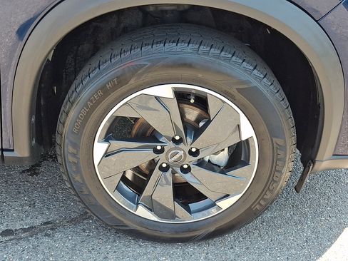 Used 2024 Nissan Rogue SV AWD/4WD image 9