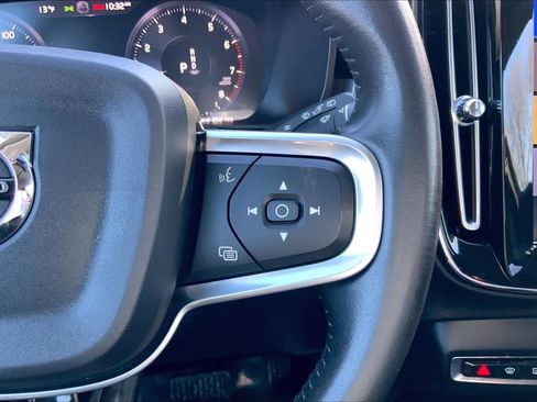 Used 2019 Volvo XC40 T5 Momentum image 24