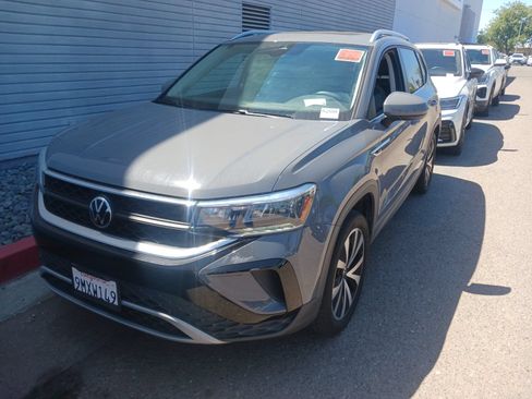 Used 2022 Volkswagen Taos SE w/ Panoramic Sunroof Package AWD/4WD image 12