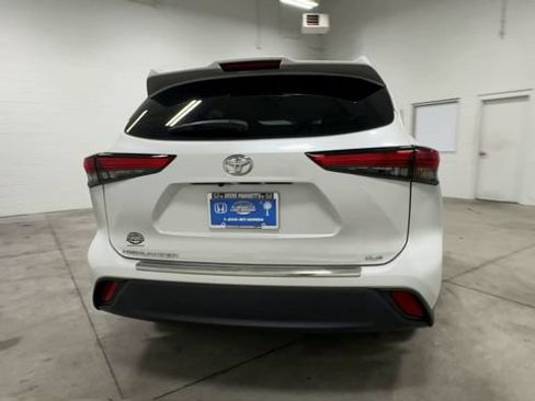 Used 2022 Toyota Highlander XLE FWD image 2