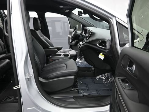 New 2026 Chrysler Pacifica Select FWD image 26