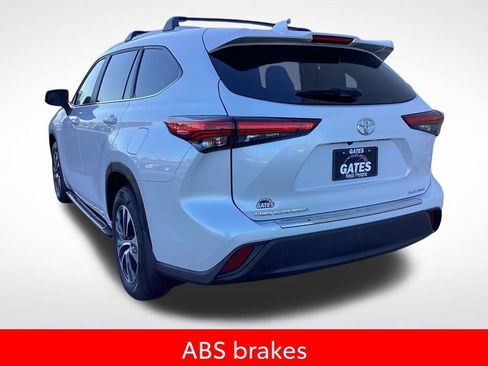 Used 2023 Toyota Highlander XLE image 9