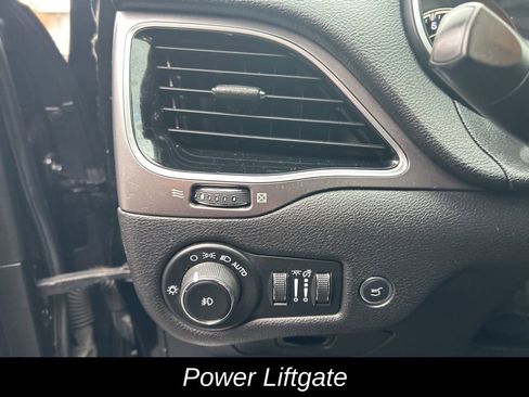 Used 2019 Jeep Cherokee Limited image 16