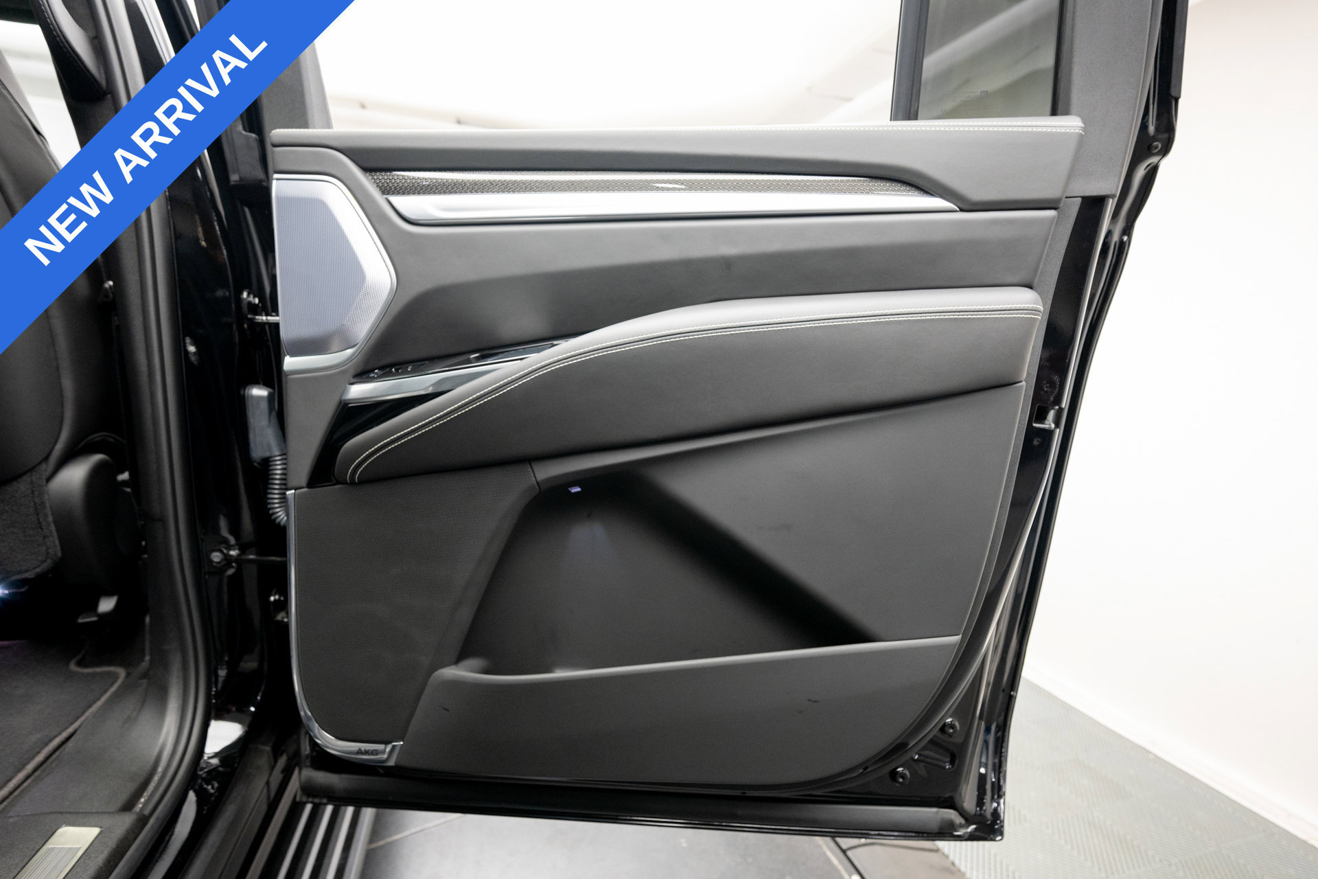 Used 2026 Cadillac Escalade ESV V w/ LPO, ONYX Package AWD/4WD image 41