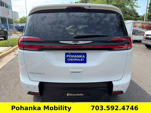 Used 2024 Chrysler Pacifica Touring-L FWD image 6