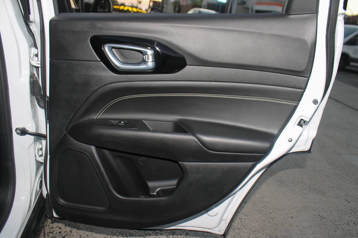 Used 2023 Jeep Compass Latitude AWD/4WD image 44