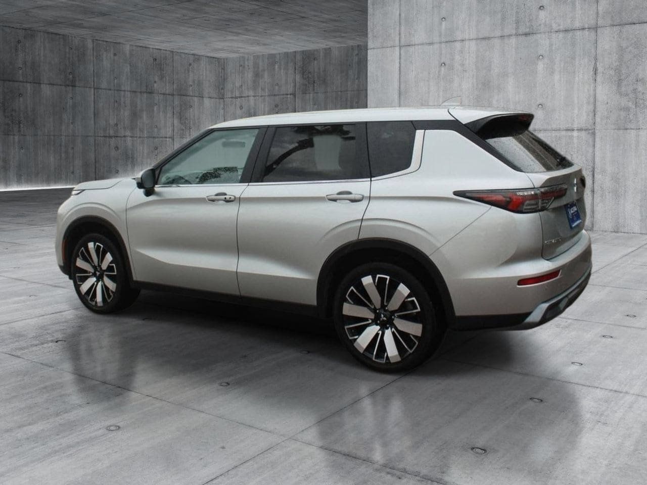 Used 2025 Mitsubishi Outlander SE FWD image 3