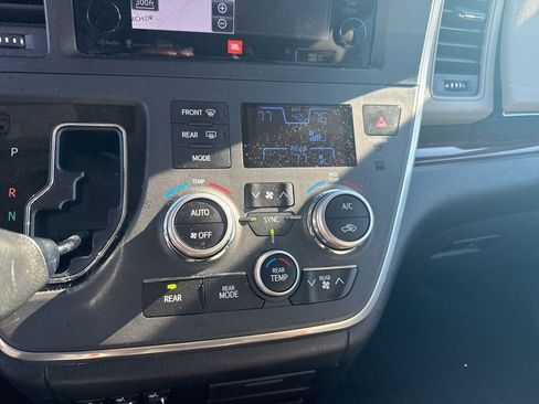 Used 2017 Toyota Sienna Limited Premium image 23