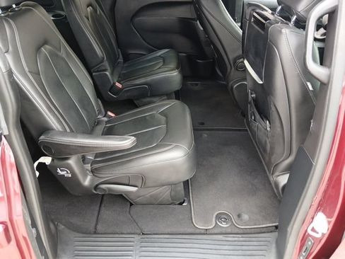 Used 2020 Chrysler Pacifica Touring-L Plus FWD image 34