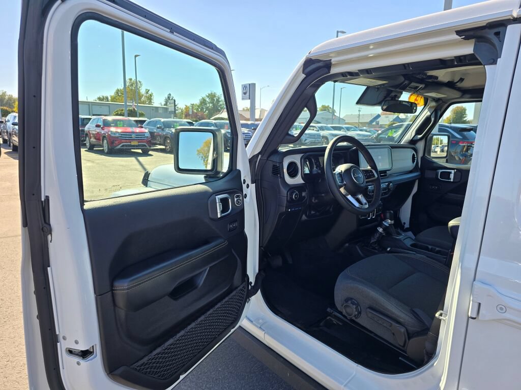 Used 2024 Jeep Wrangler Unlimited Sahara AWD/4WD image 19