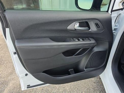 Used 2026 Chrysler Pacifica Select FWD image 13